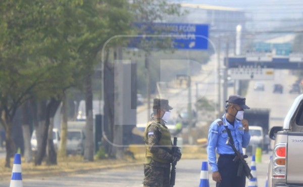 Detenidos, decomiso de vehículos y salvoconductos falsos durante cierre absoluto en San Pedro Sula