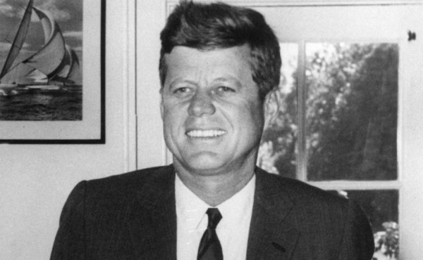 Trump permite publicar miles de archivos sobre Kennedy, pero retiene algunos