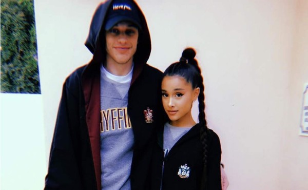 Ariana Grande; familiares temen que Pete Davidson la usa para ganar fama