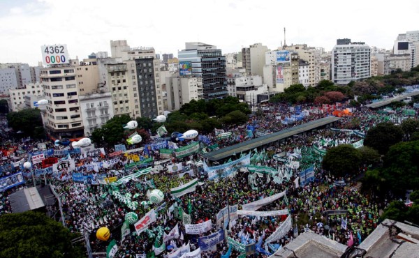Más de 400,000 argentinos marchan contra las políticas de Macri
