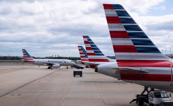 American airlines advierte que podría suspender a 25.000 empleados