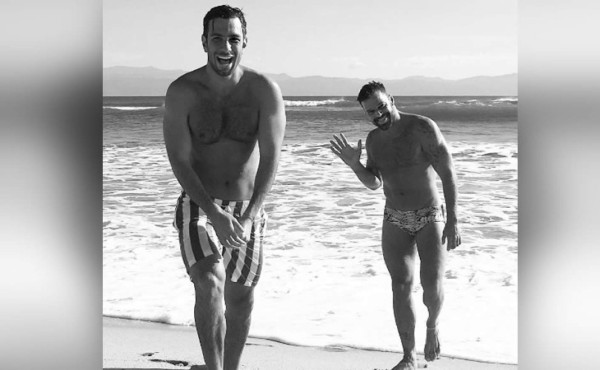 Ricky Martin y su prometido calientan las playas de México