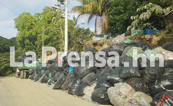 Incontrolable incendio mantiene en zozobra a Roatán