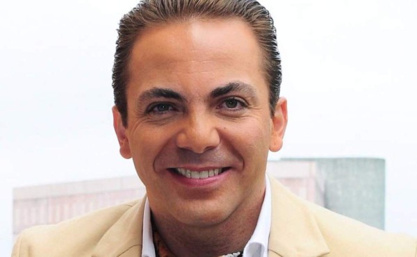 Video: Cristian Castro se quitó la camisa en un concierto y desató las burlas