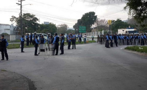 Desalojo pacífico a pobladores de terrenos de la Unah-VS