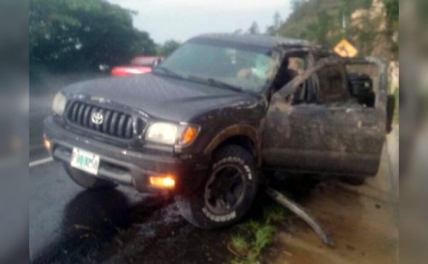 Madre muere al estrellarse carro contra un paredón