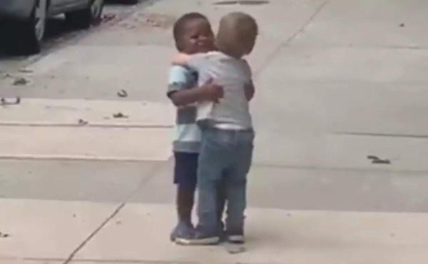 Video Viral: niños se reencuentran y abrazan tras dos días de no verse