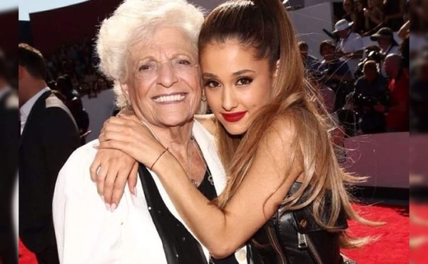 Ariana Grande se hace un tatuaje con su abuela de 93 años