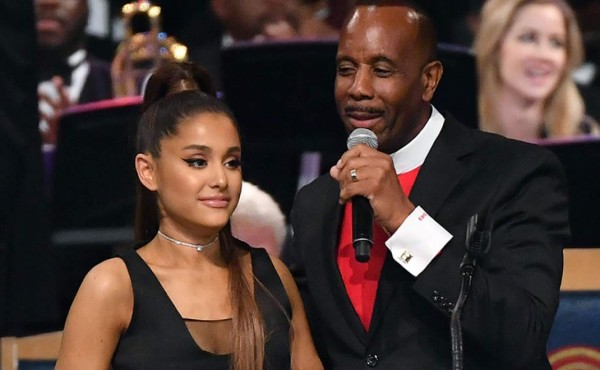 VIDEO: Ariana Grande se vuelve presunta víctima del acoso sexual de un Obispo