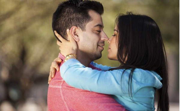 Los graves errores que cometen los hombres al besar y que irritan a sus parejas