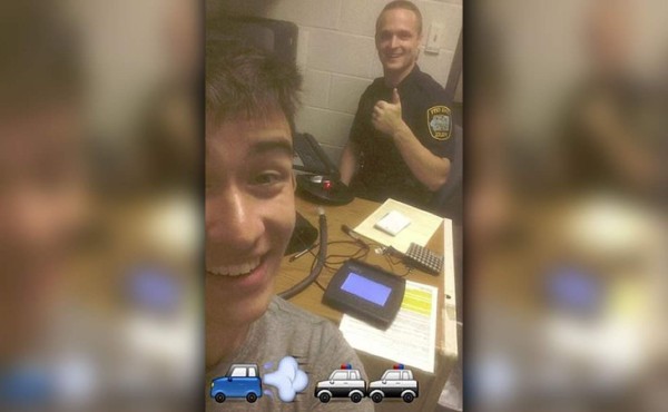 Lo arrestan y le pide selfie al policía