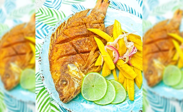 Pescado frito con plátano fries