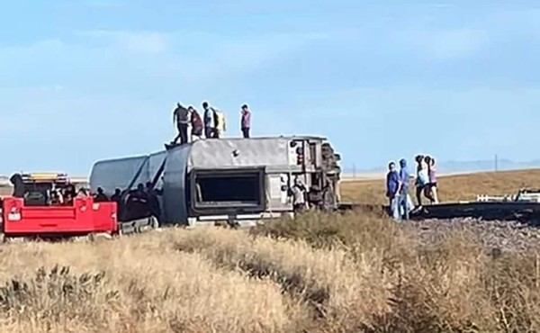 Tres muertos y decenas de heridos al descarrilar un tren en EEUU