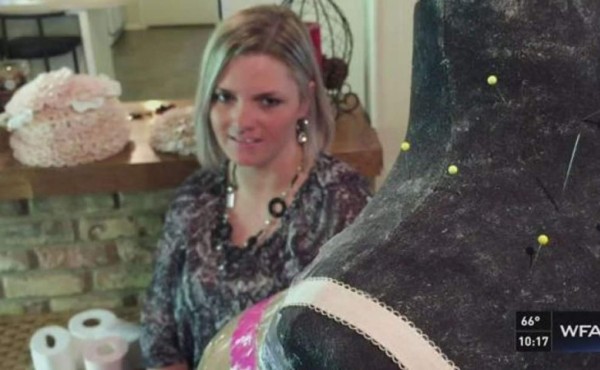 Mujer hace vestido de novia con papel higiénico