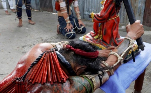 Penitencia de sangre a golpe de látigo en la Semana Santa filipina