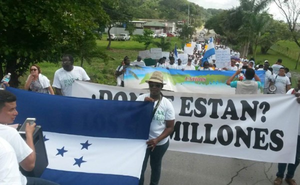 Empresarios de Roatán protestan contra el alcalde