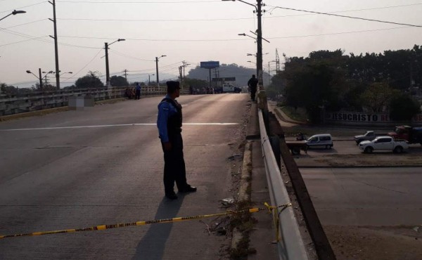 Encuentran cadáver de hombre colgado de puente en San Pedro Sula