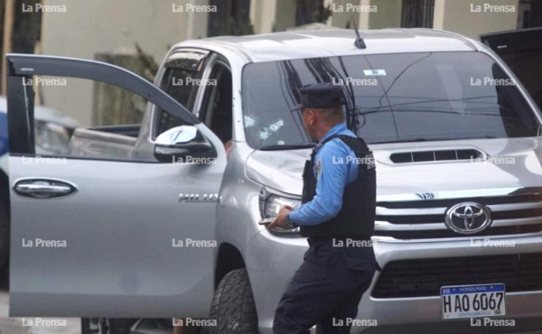 El cuerpo de una de las víctimas quedó en el interior del vehículo, los otros dos en la acera.