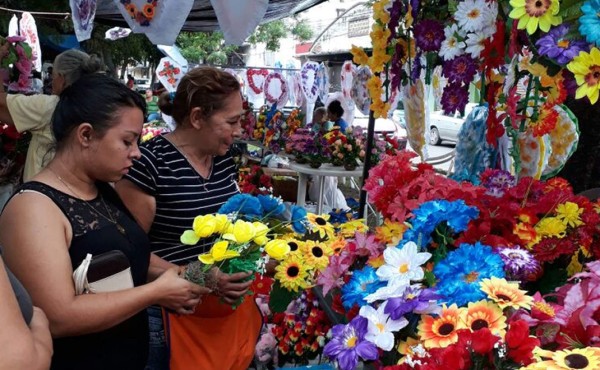 Al son de mariachis, sampedranos recuerdan a sus difuntos