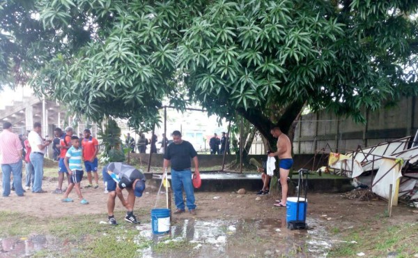 PENOSO: Jugadores de la UPN se bañaron al aire libre en Tocoa