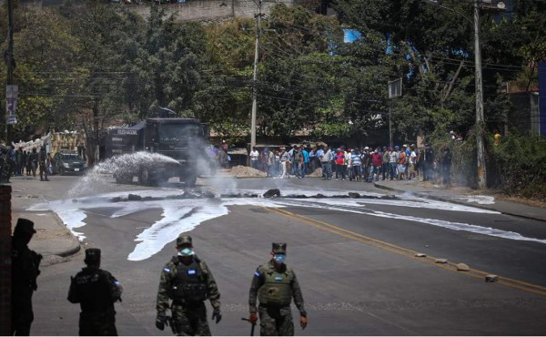 Policía dispersa a transportistas por incumplimiento al toque de queda