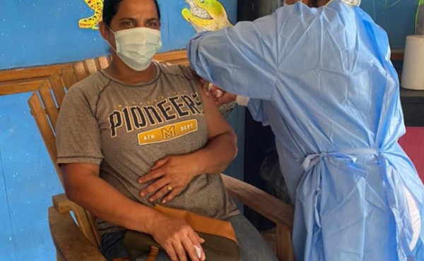 Avanza vacunación para acelerar reactivación económica en Roatán