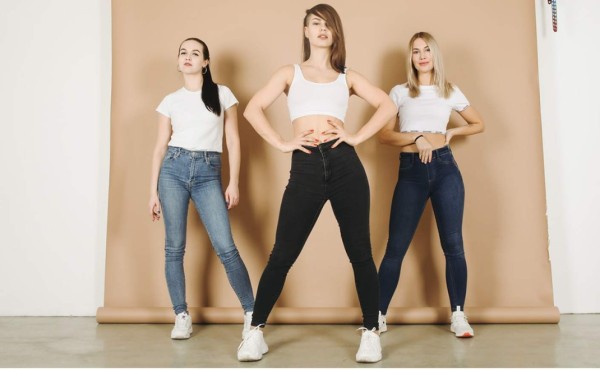 Errores que cometen las mujeres bajitas al usar jeans