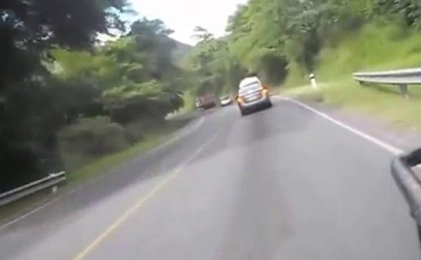Conductor evade auto, vacas, vuelca, choca con paredón y sobrevive, en Nicaragua
