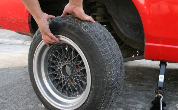Cómo cambiar una llanta en 6 pasos
