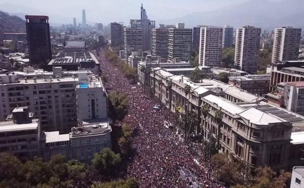 Cientos de miles de mujeres inundan las calles de Chile en el 8M