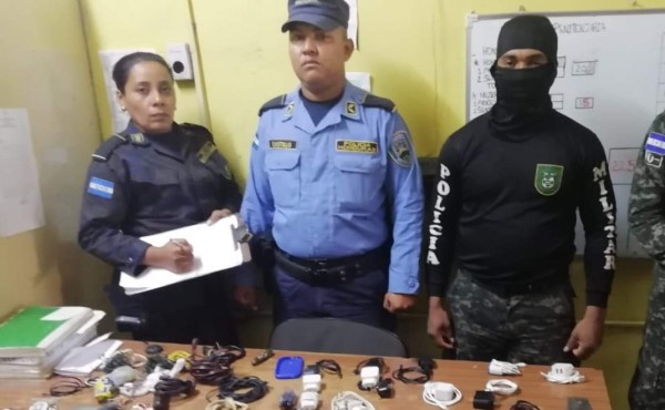 Decomisan celulares y supuesta droga en cárcel de Puerto Cortés