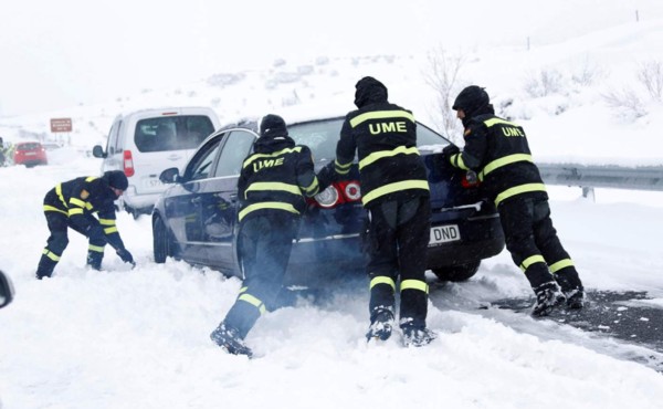 Descomunal nevada atrapa en España a miles de personas y cientos de vehículos