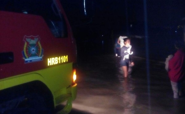 Copeco y el Cuerpo de Bomberos evacuaron a los pobladores afectados.