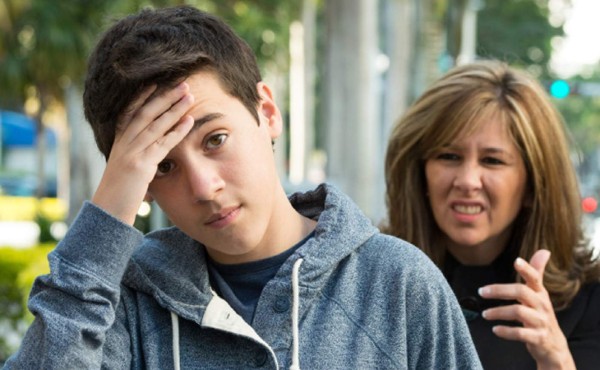 Su madre lo culpa del abandono paterno