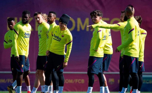 Futbolistas aceptan rebaja y aportarán para que empleados cobren el 100%