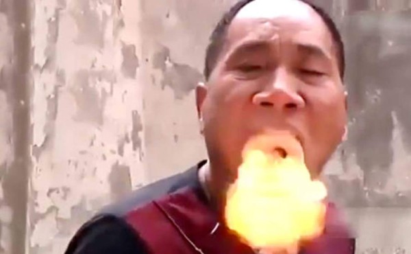 Maestro de Kung Fu exhala fuego usando solo su mente, cuerpo y un bocado de aserrín