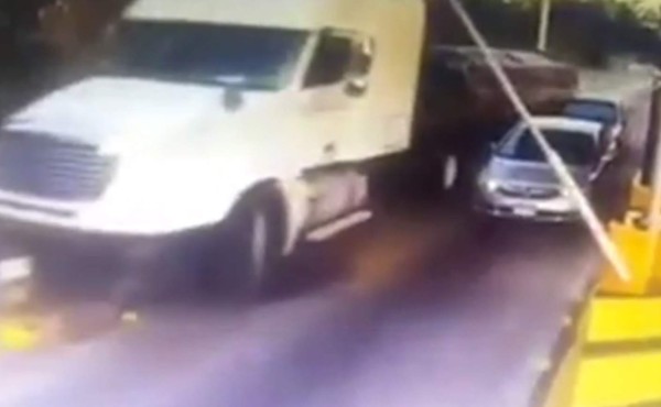 VIDEO: Rastra a punto de repetir tragedia en peaje de Honduras