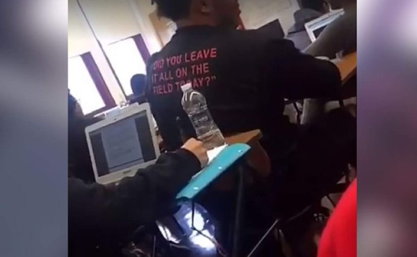 EUA: estudiantes protestan por maestra que ordena que hablen 'americano'  