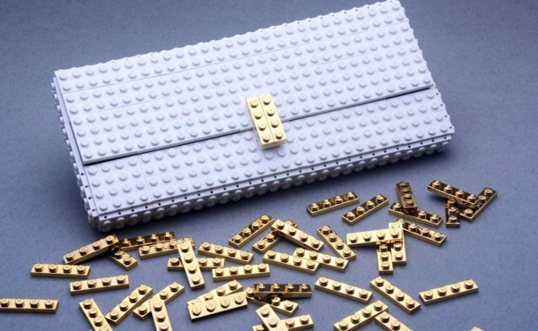 Utilizan figuras lego para diseñar carteras