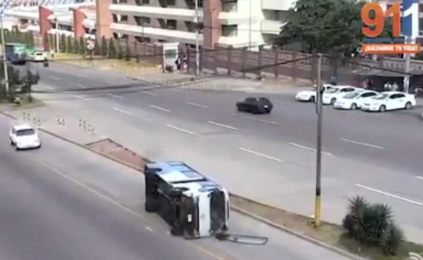 ¡Susto! Así fue volcamiento de bus en el bulevar Suyapa en Tegucigalpa