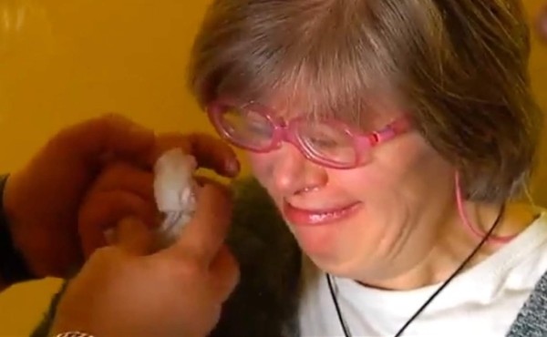 'Para no asustar' a la gente, expulsan de convención a mujer con síndrome de Down