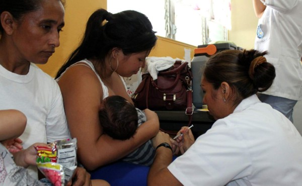 Secretaría de Salud ordena vacunar contra el sarampión a recién nacidos que salgan del país