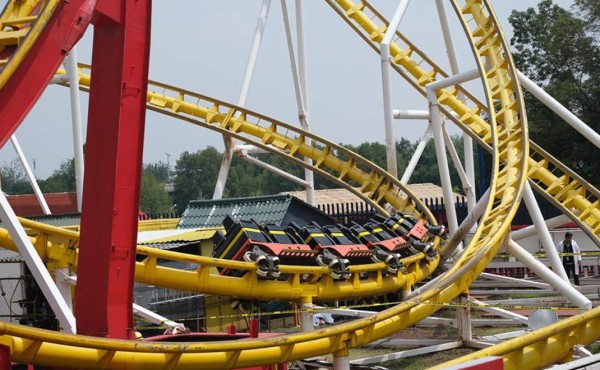 Dos jóvenes mueren en parque de diversiones en México  