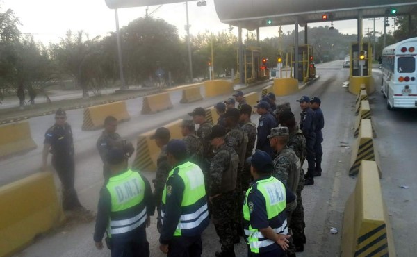 Policías y militares vigilan carreteras para evitar tomas