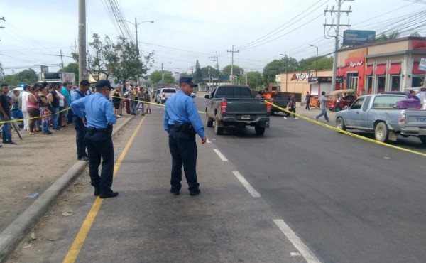 La víctima quedó en el interior de su carro.