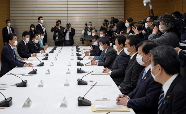 Japón avanza hacia estado de emergencia y anuncia colosal plan de ayuda por coronavirus