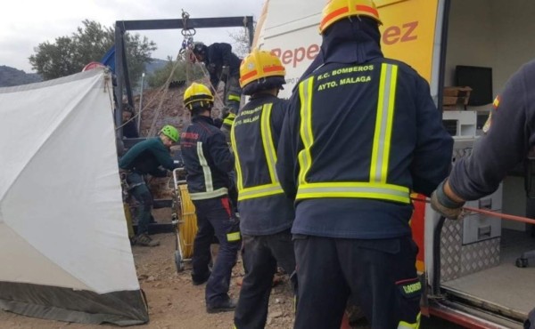Técnicos confían en rescatar antes del lunes al niño español que cayó a un pozo  