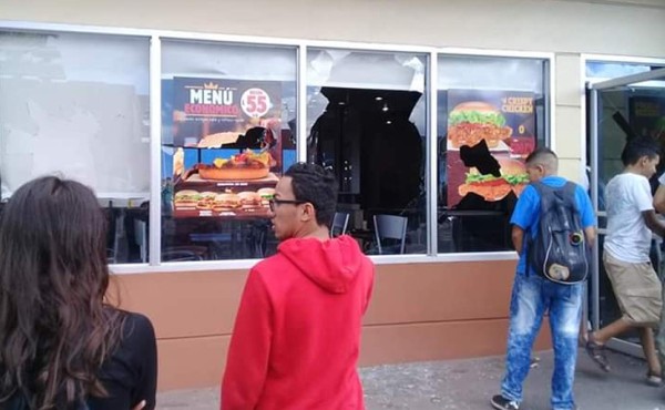 Encapuchados lanzan bomba molotov y tratan de incendiar negocio de comida rápida