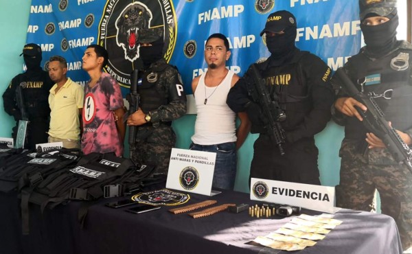 Capturan a supuestos pandilleros con indumentaria policial falsa