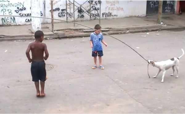 Niños saltan a la cuerda con ayuda de un perro